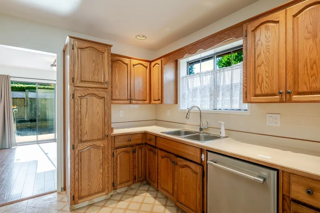 14988 Southmere Close