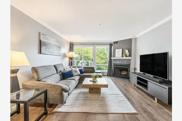 889 W 7th Avenue #210