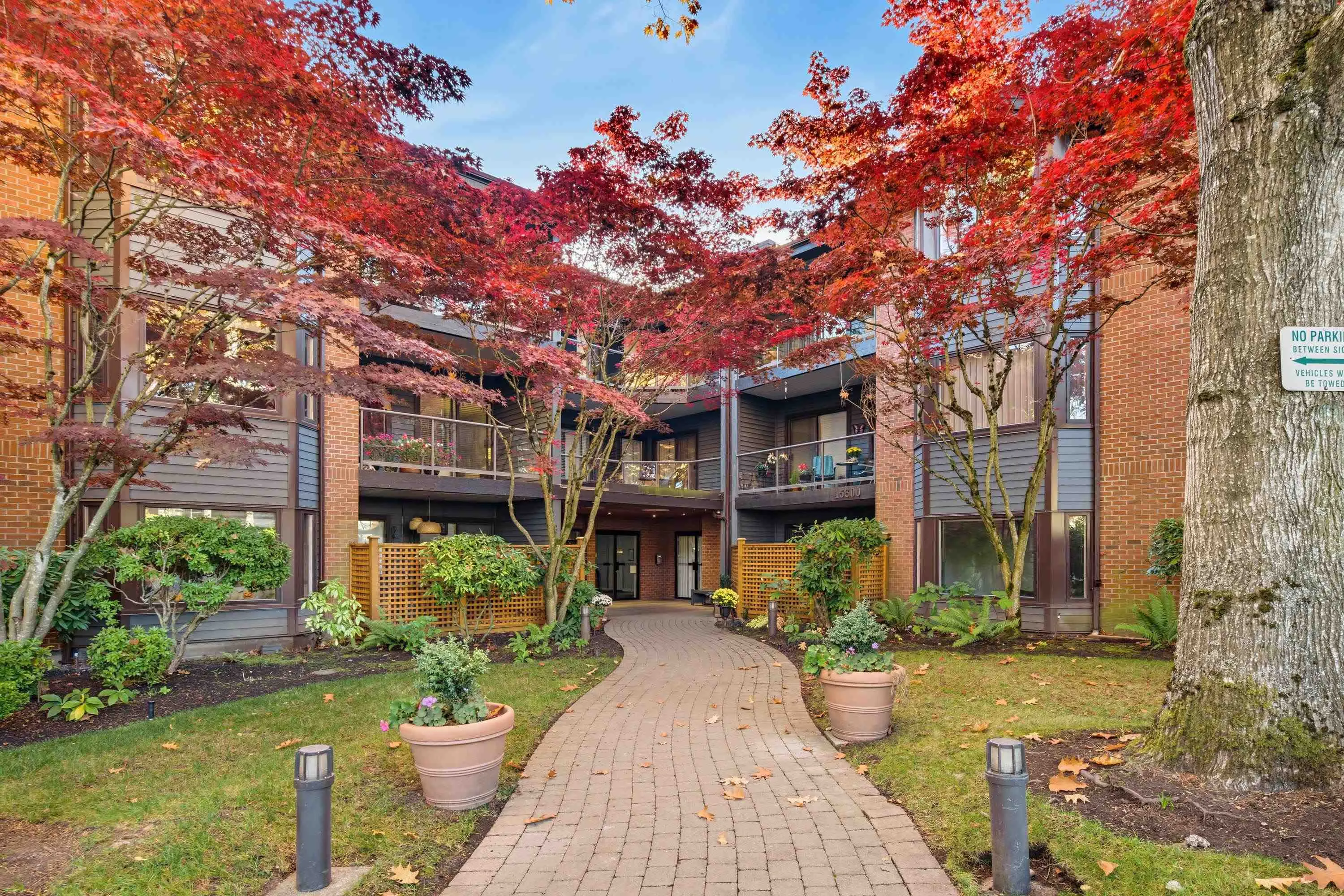 15300 17 Avenue #206