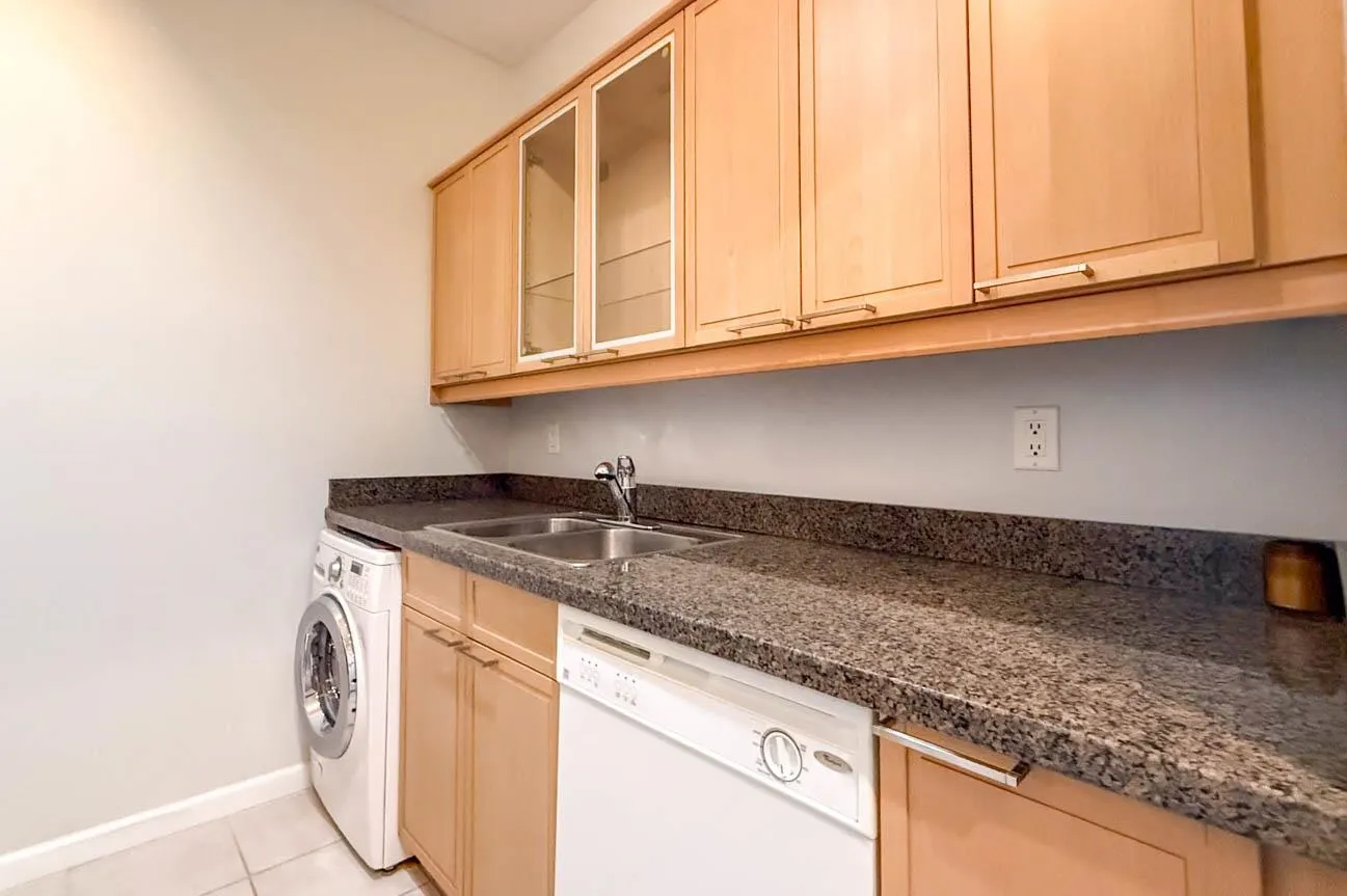 827 W 16th #304