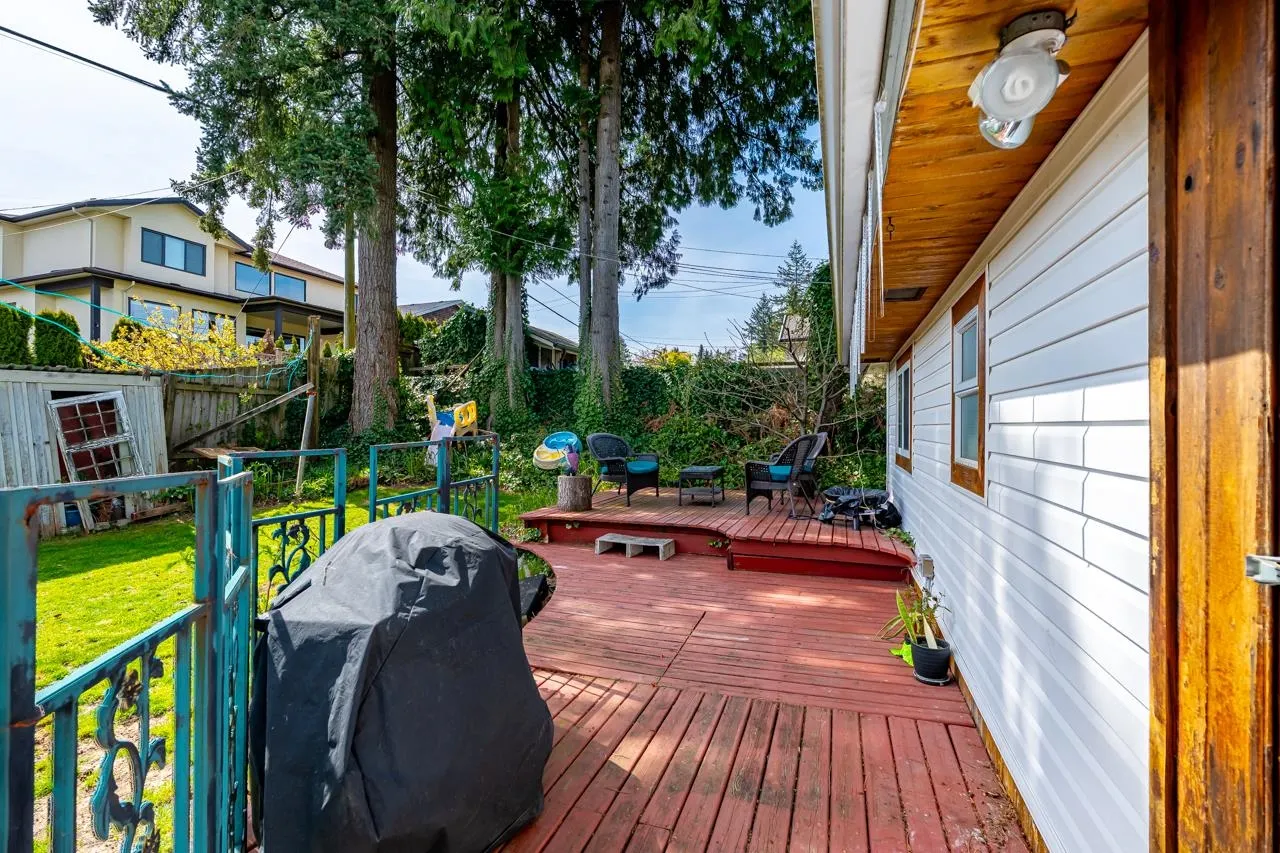 1052 Como Lake Avenue