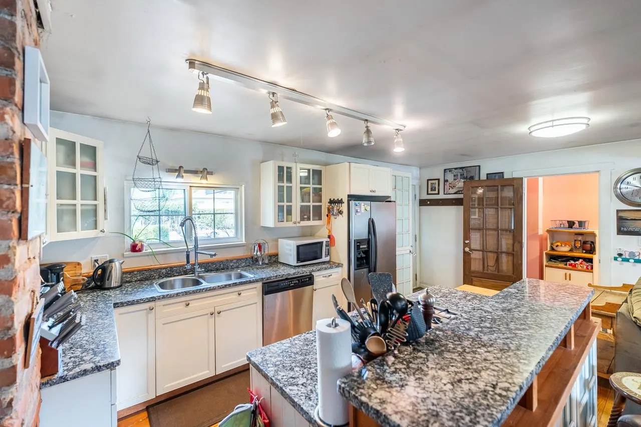 1052 Como Lake Avenue