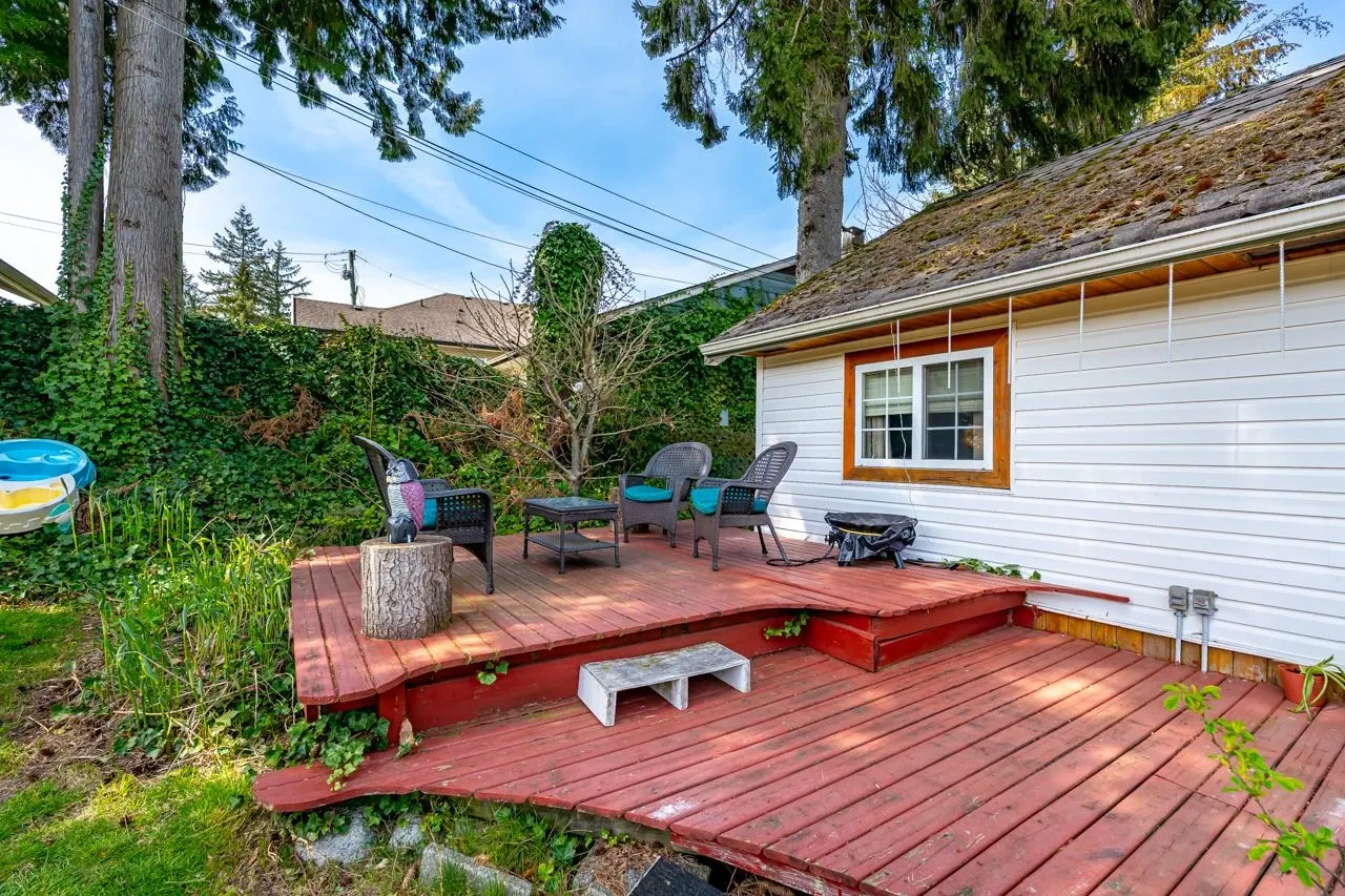 1052 Como Lake Avenue