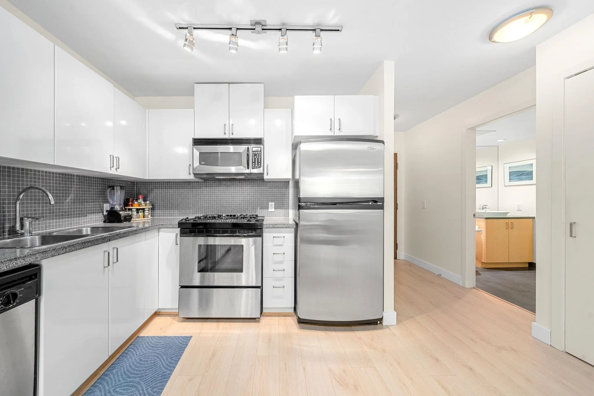 175 W 1st Street #305