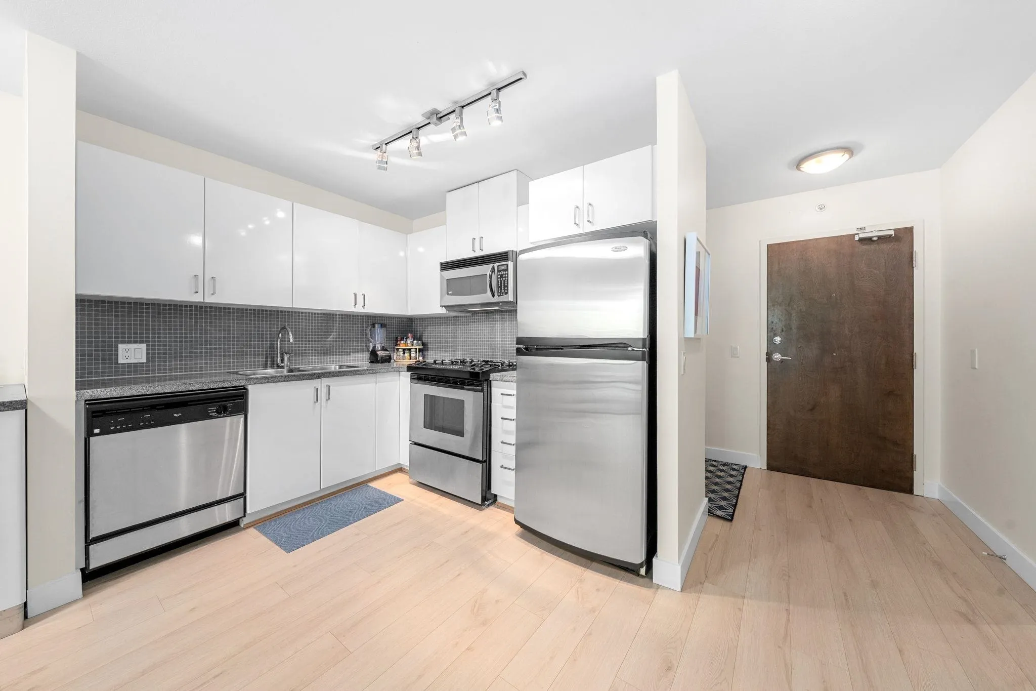 175 W 1st Street #305