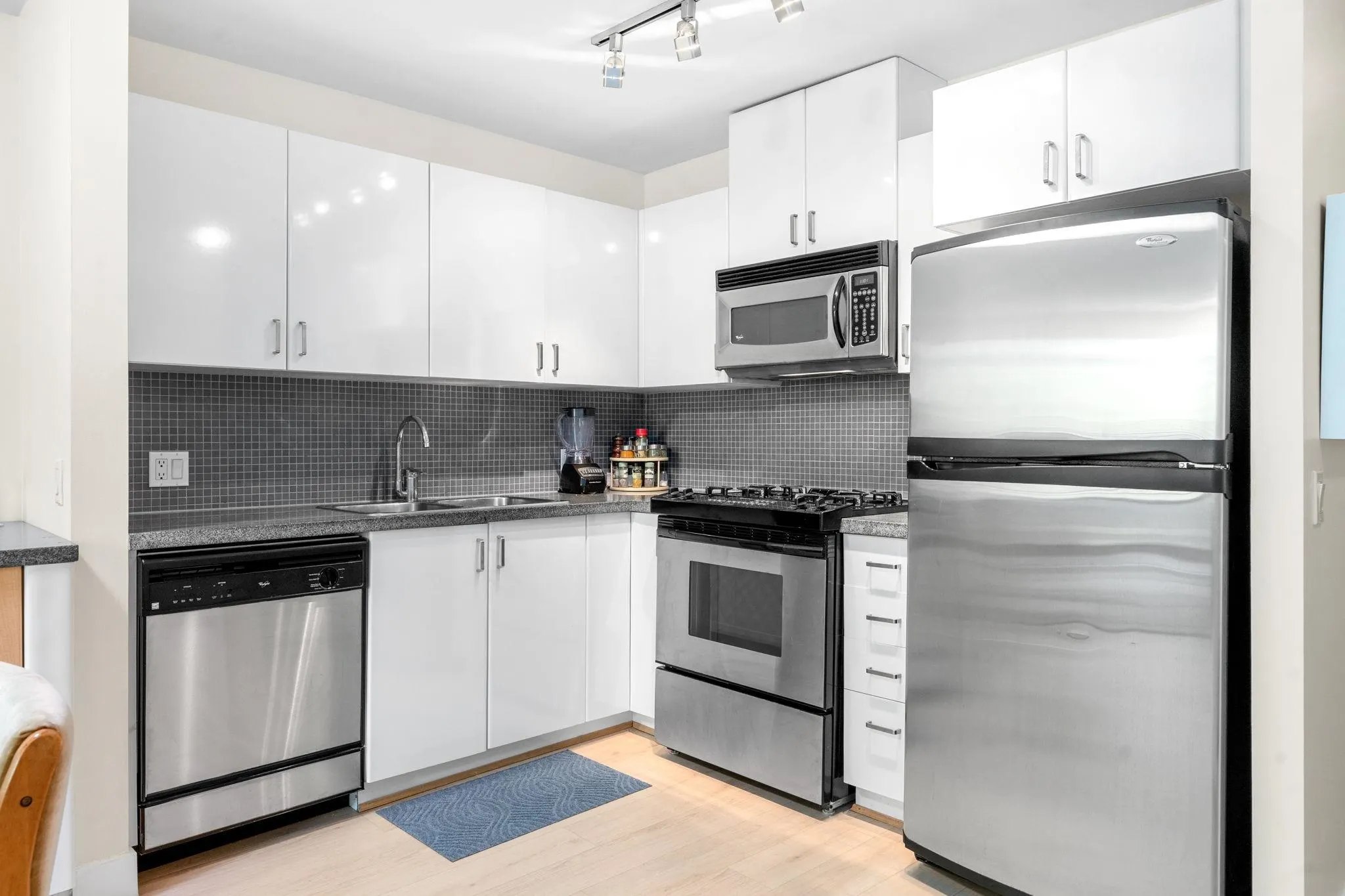 175 W 1st Street #305