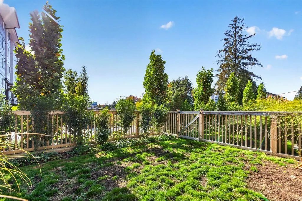 22562 121 Avenue #107