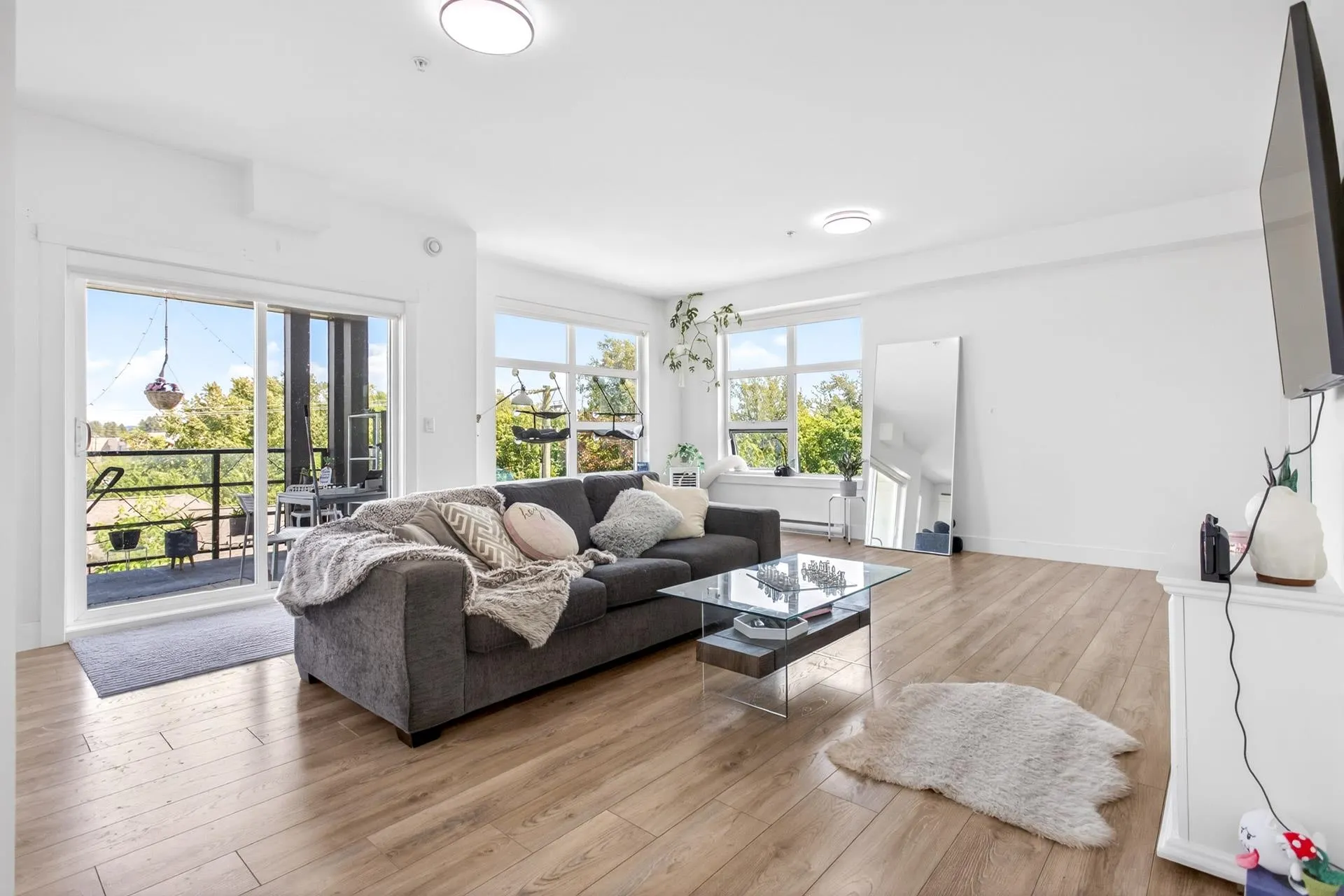 22577 Royal Crescent #403