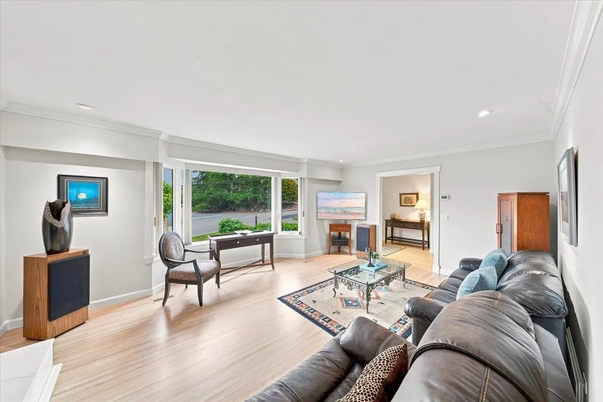 976 Corona Crescent
