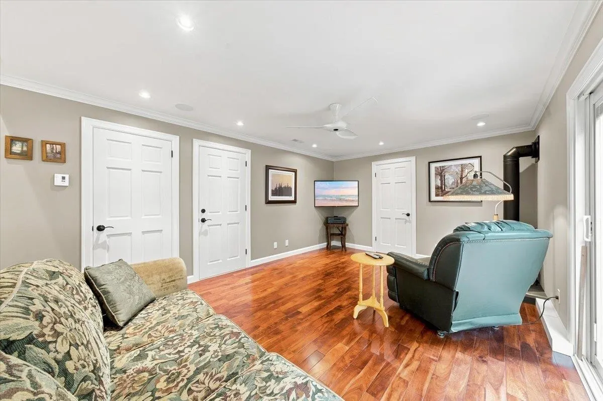 976 Corona Crescent