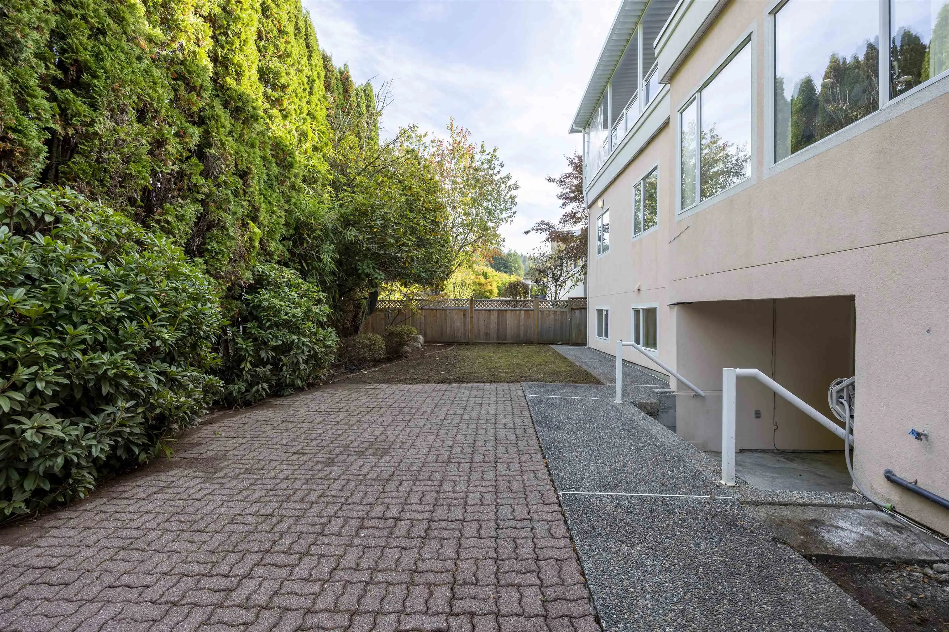825 Everett Crescent