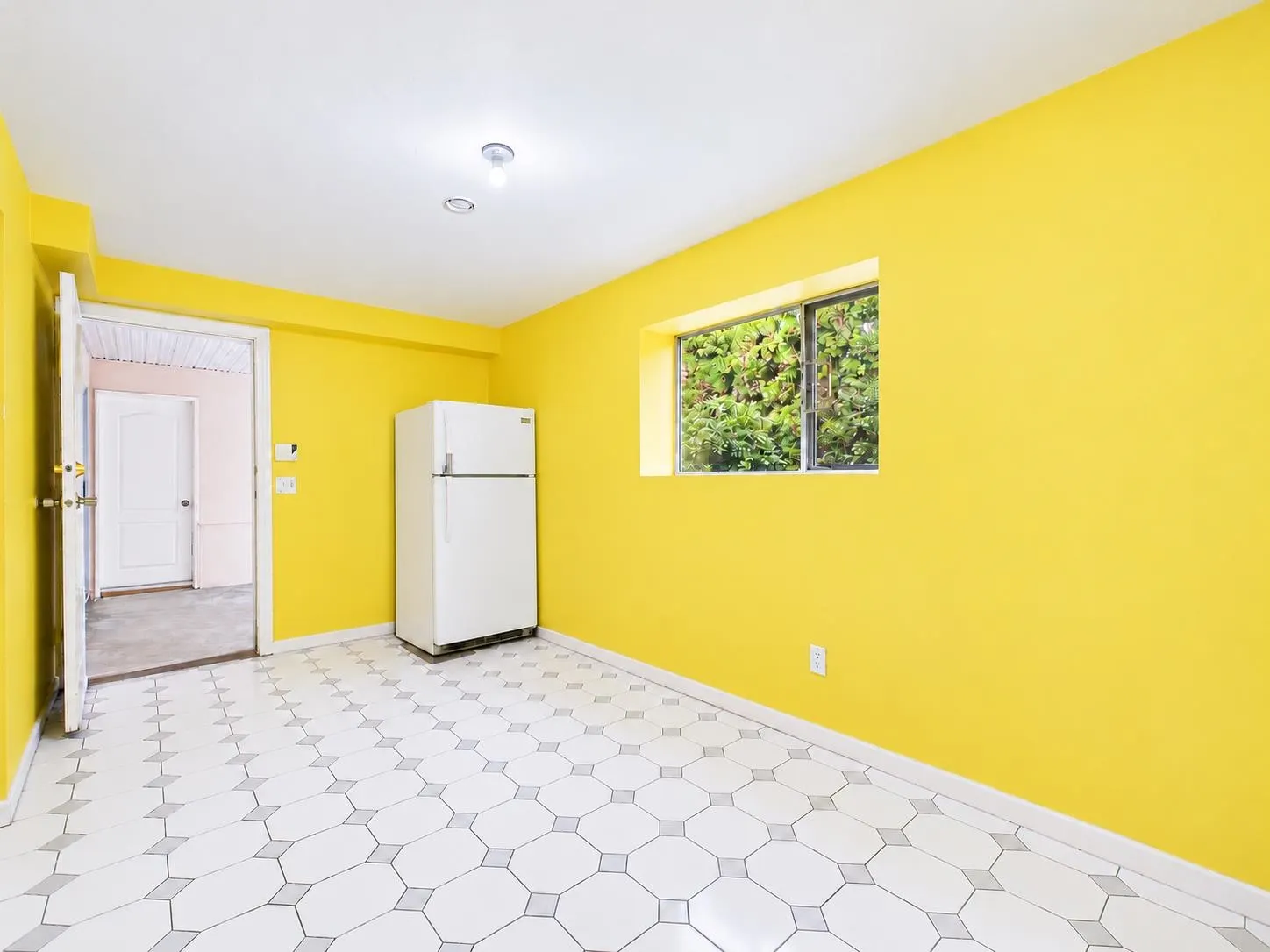 825 Everett Crescent