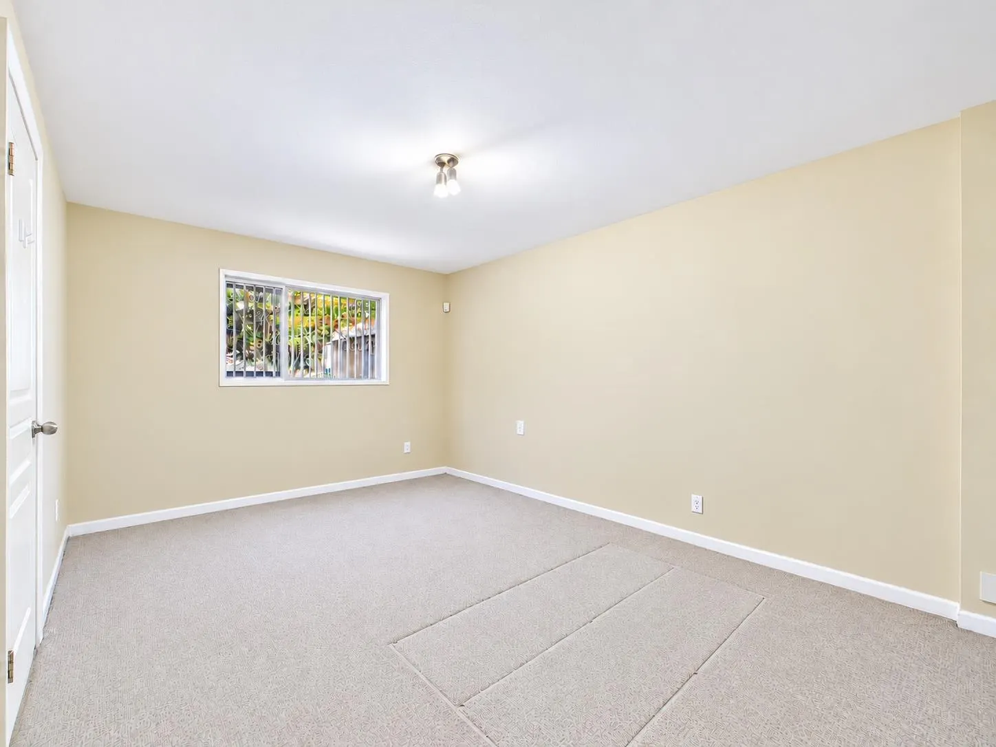 825 Everett Crescent