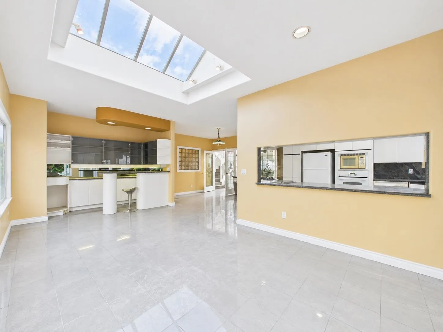 825 Everett Crescent
