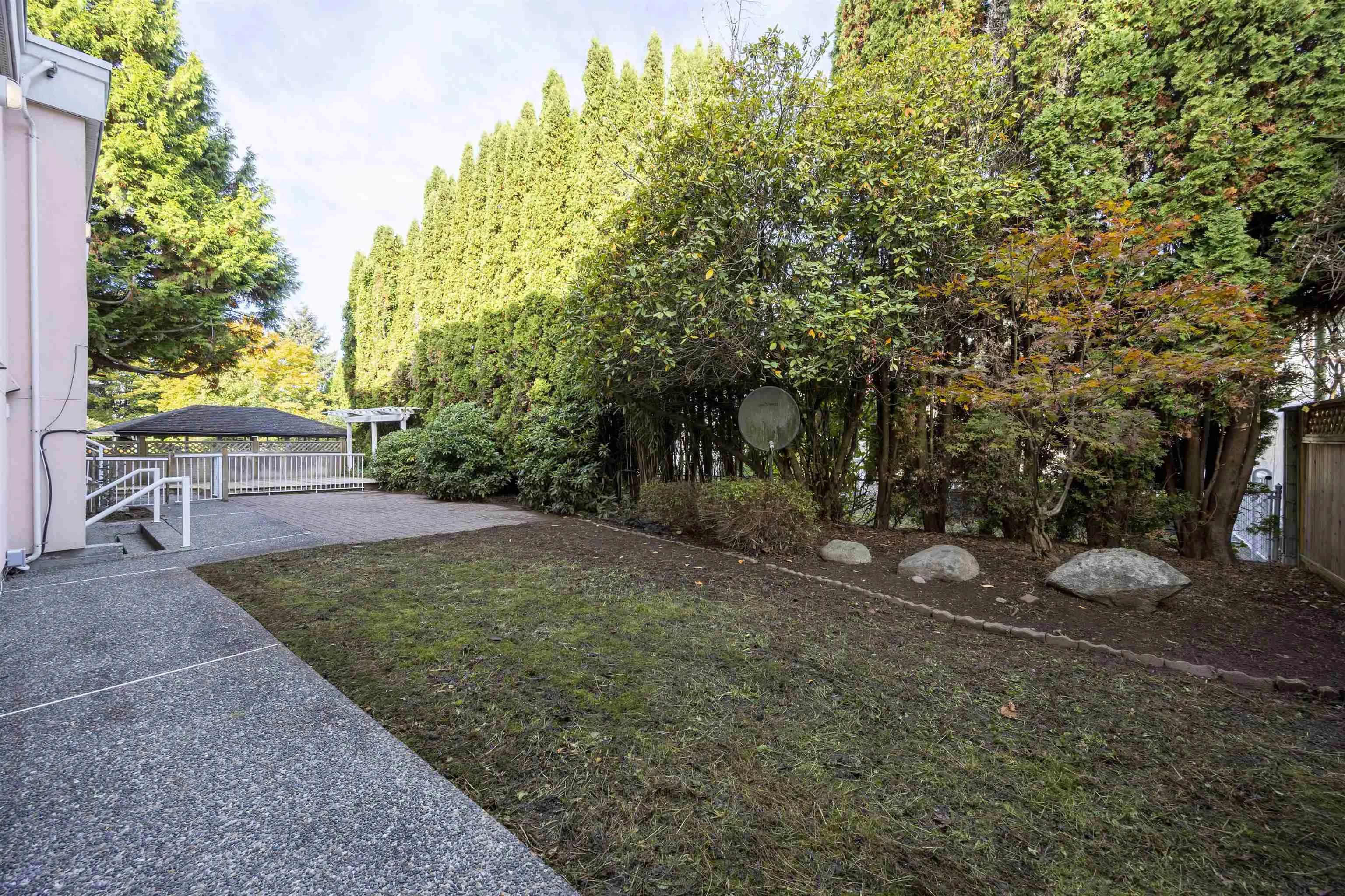825 Everett Crescent