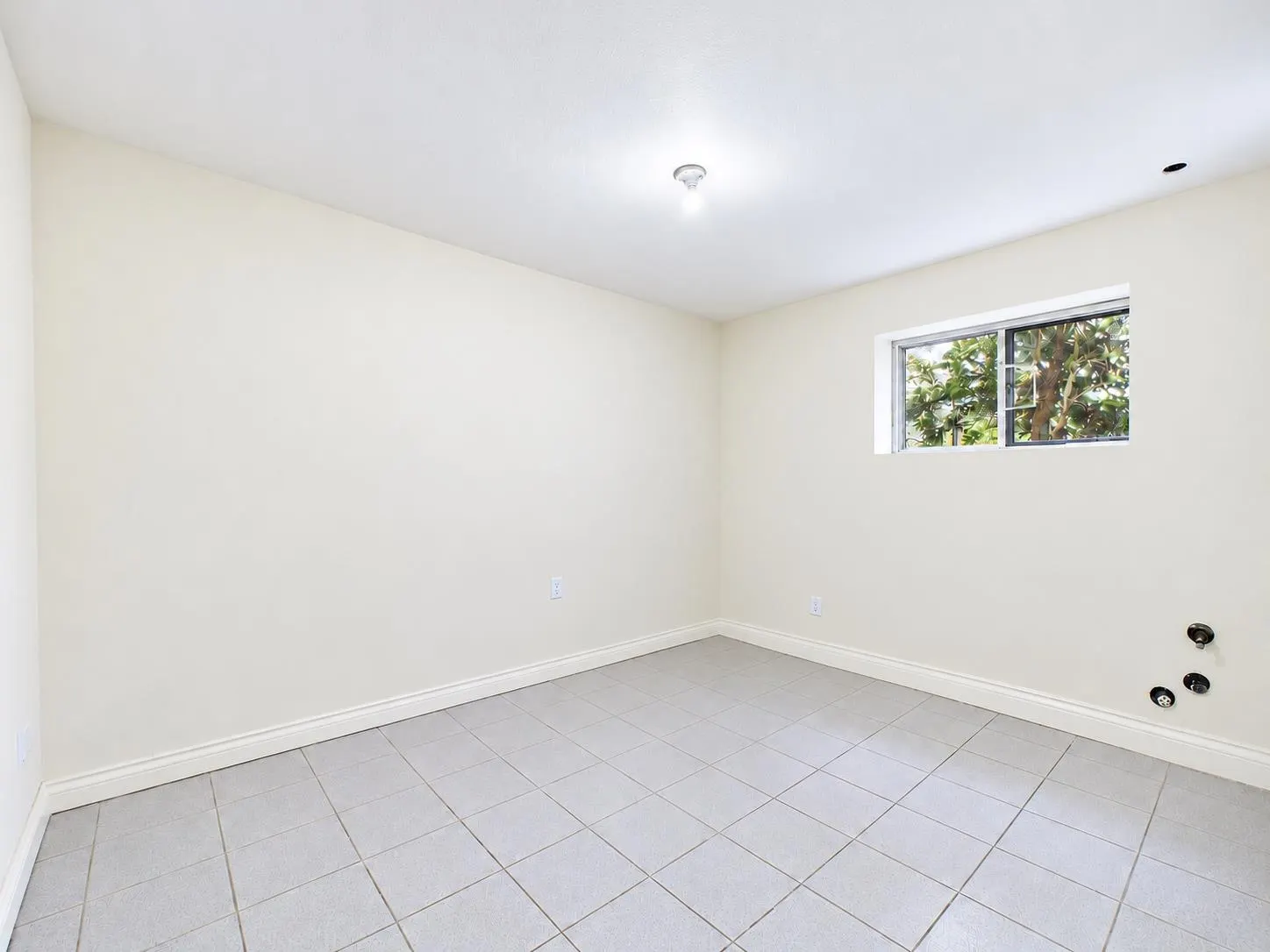 825 Everett Crescent