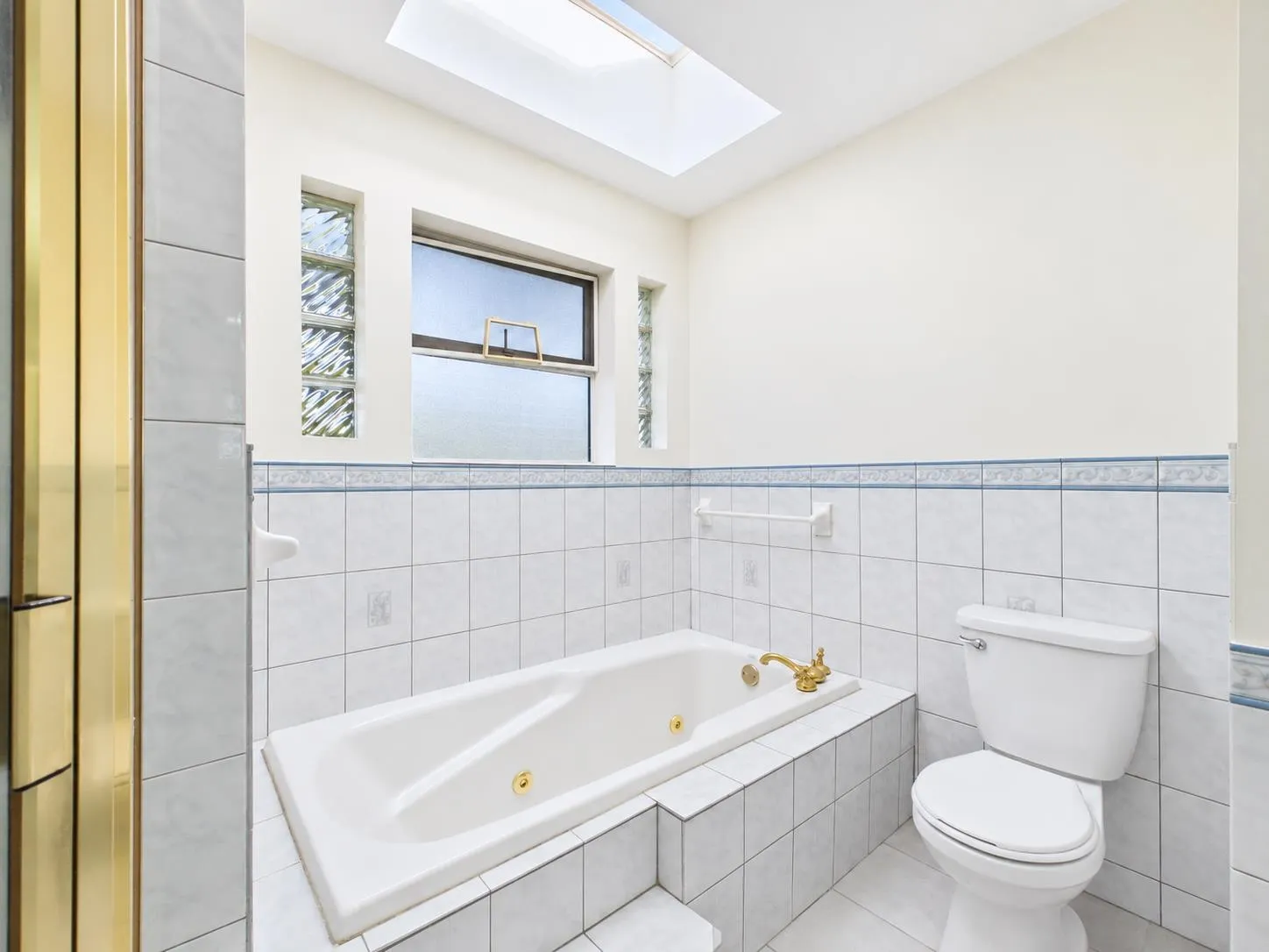 825 Everett Crescent