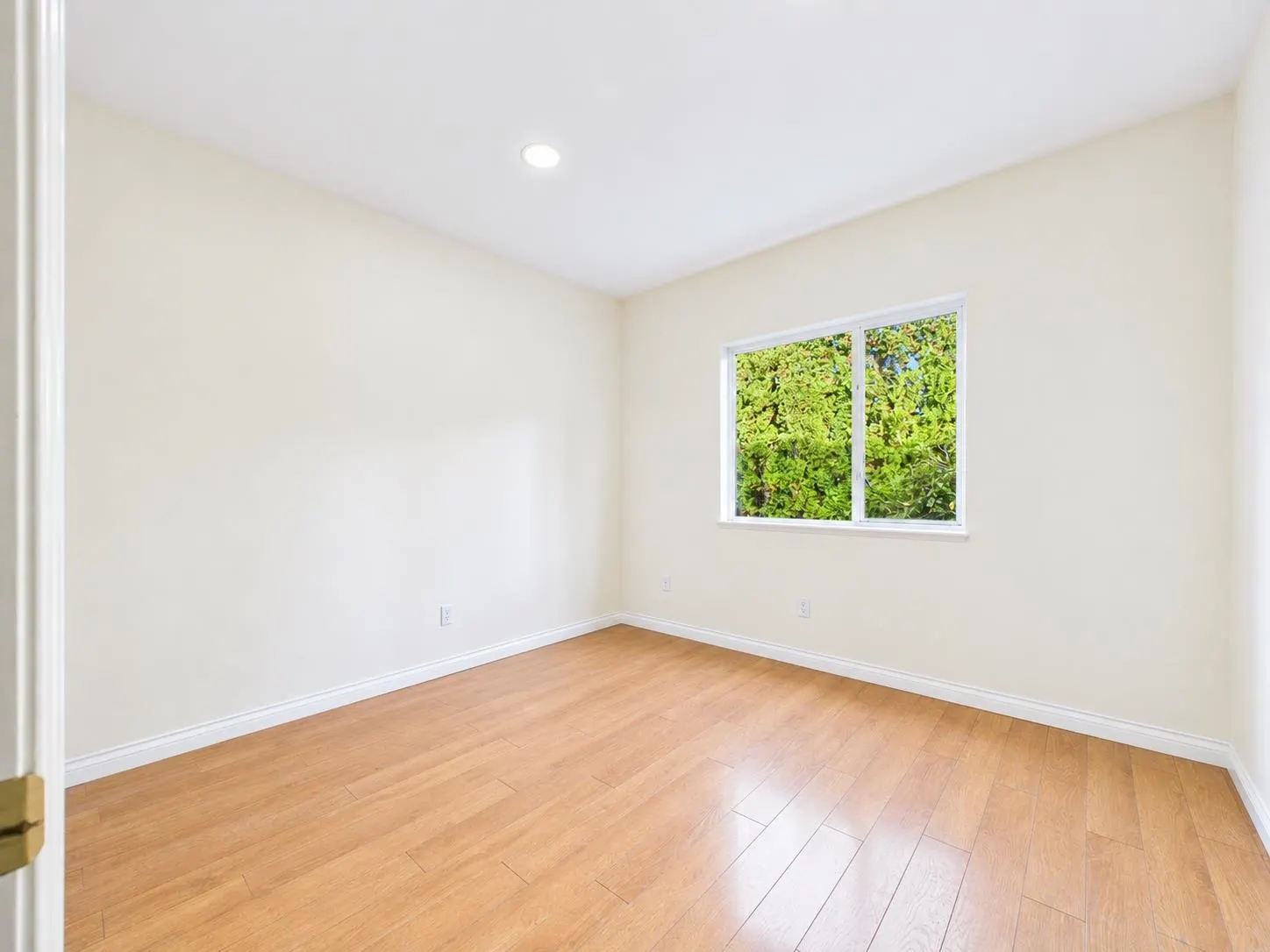 825 Everett Crescent