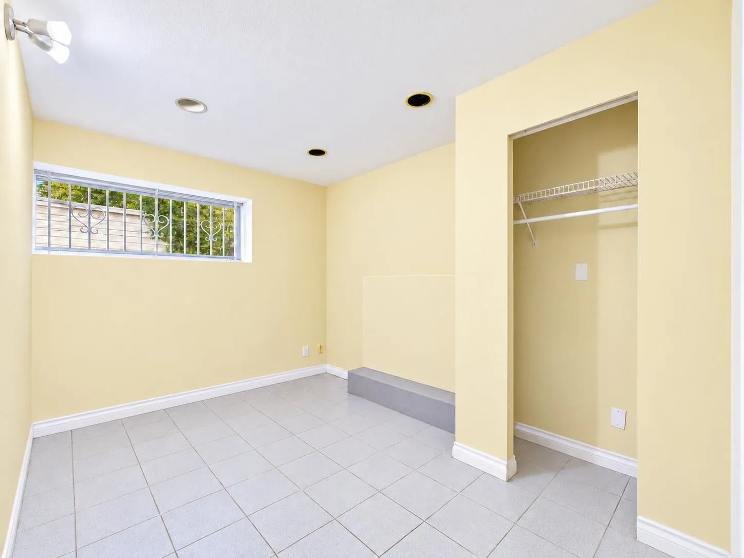 825 Everett Crescent