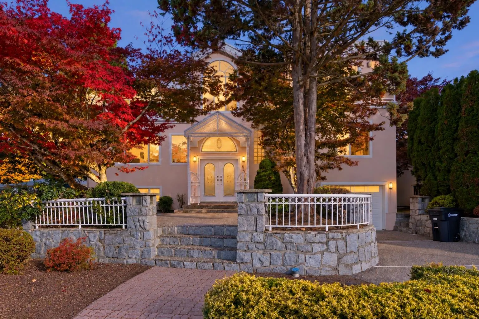 825 Everett Crescent