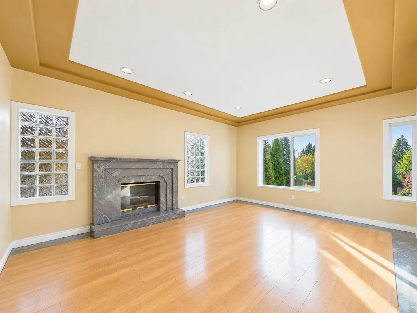 825 Everett Crescent