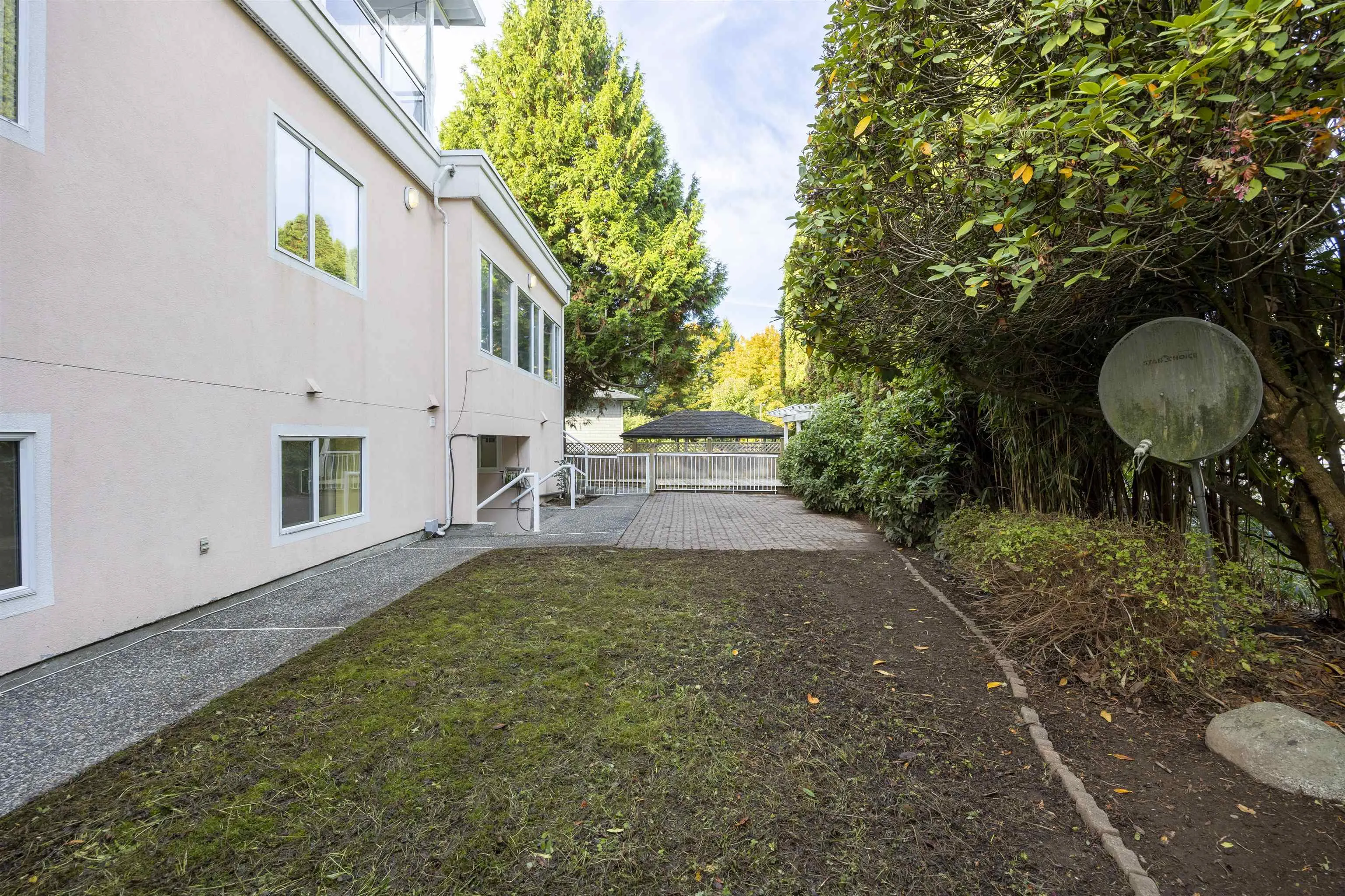 825 Everett Crescent