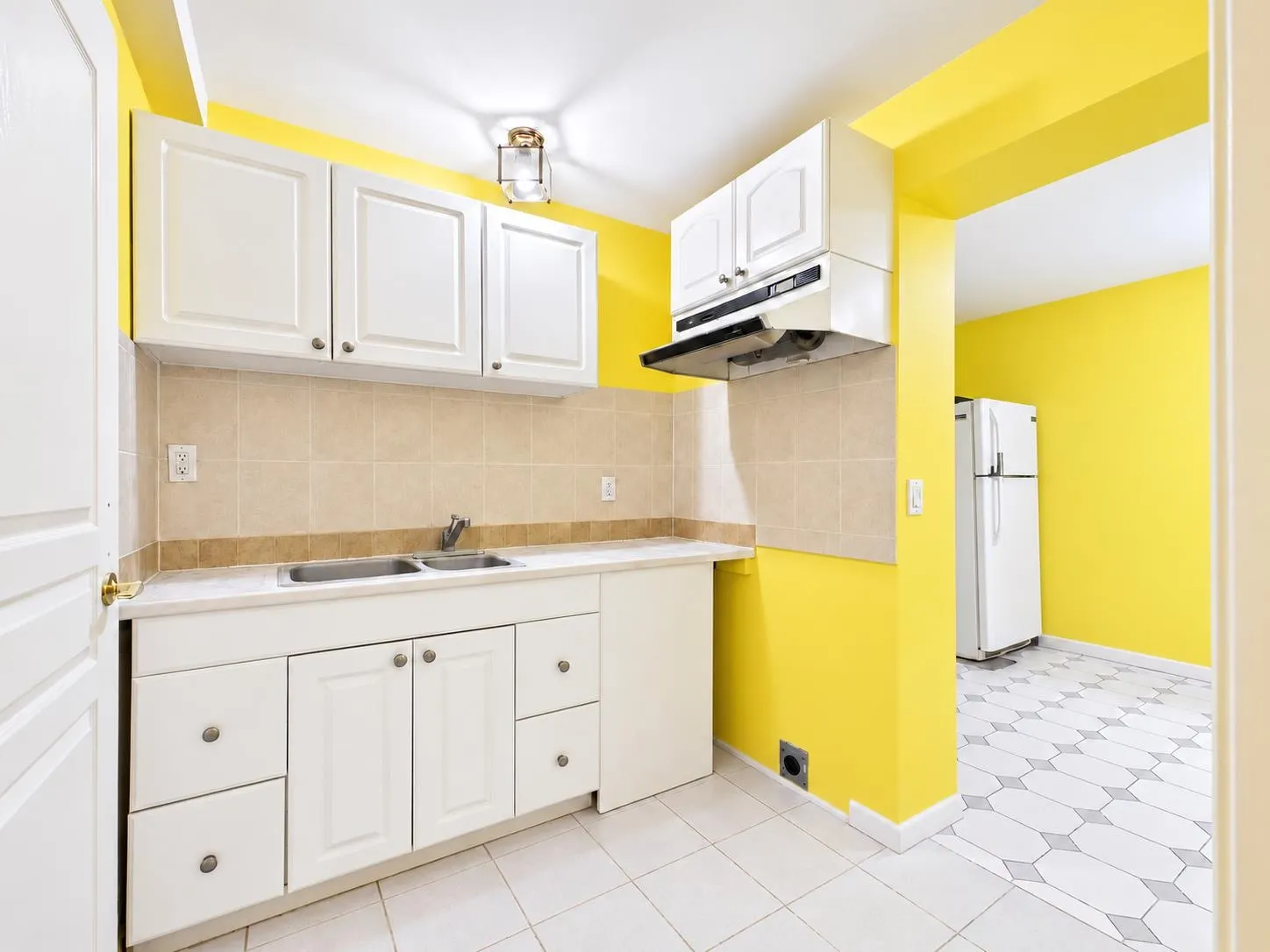 825 Everett Crescent