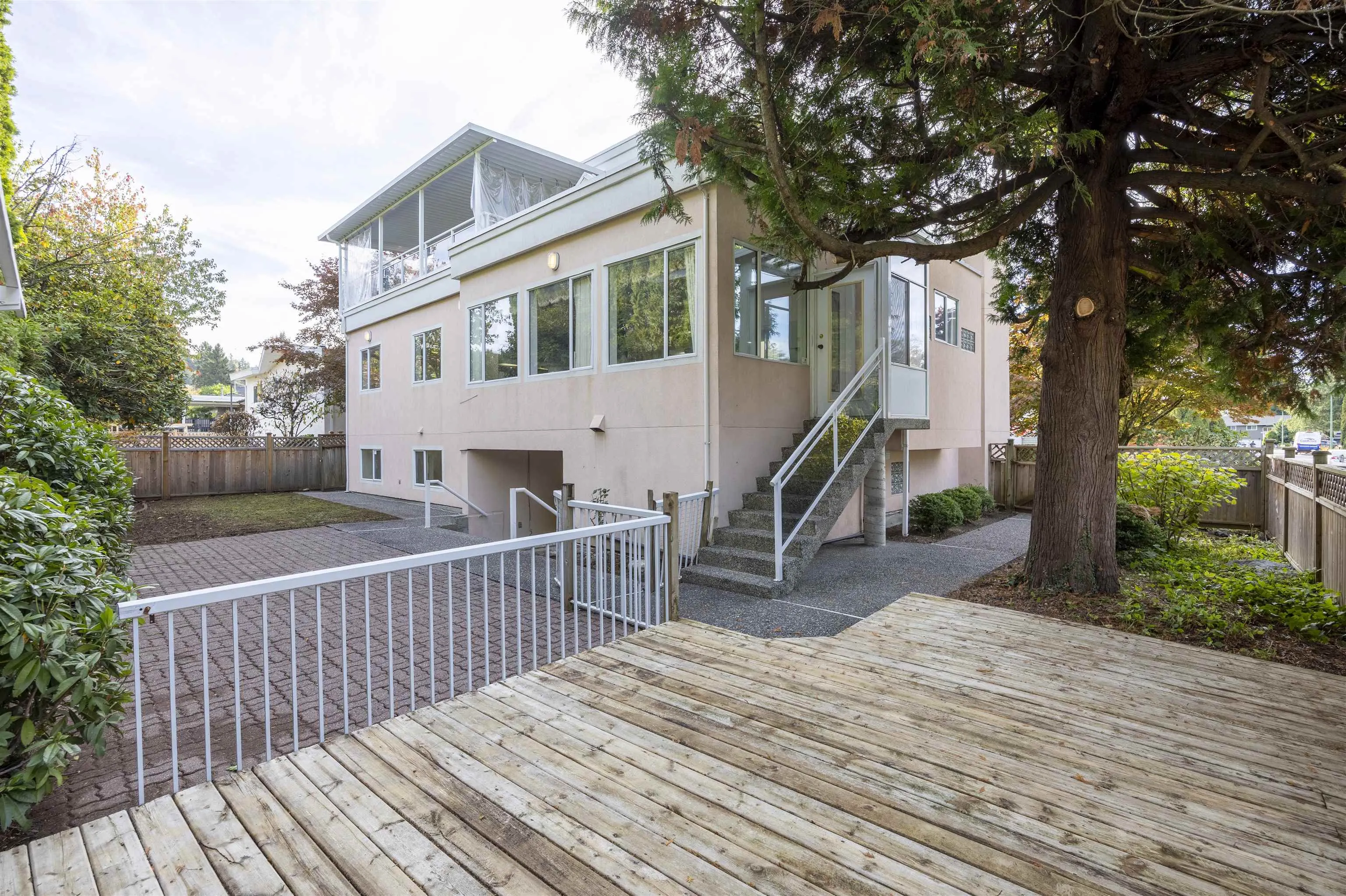 825 Everett Crescent