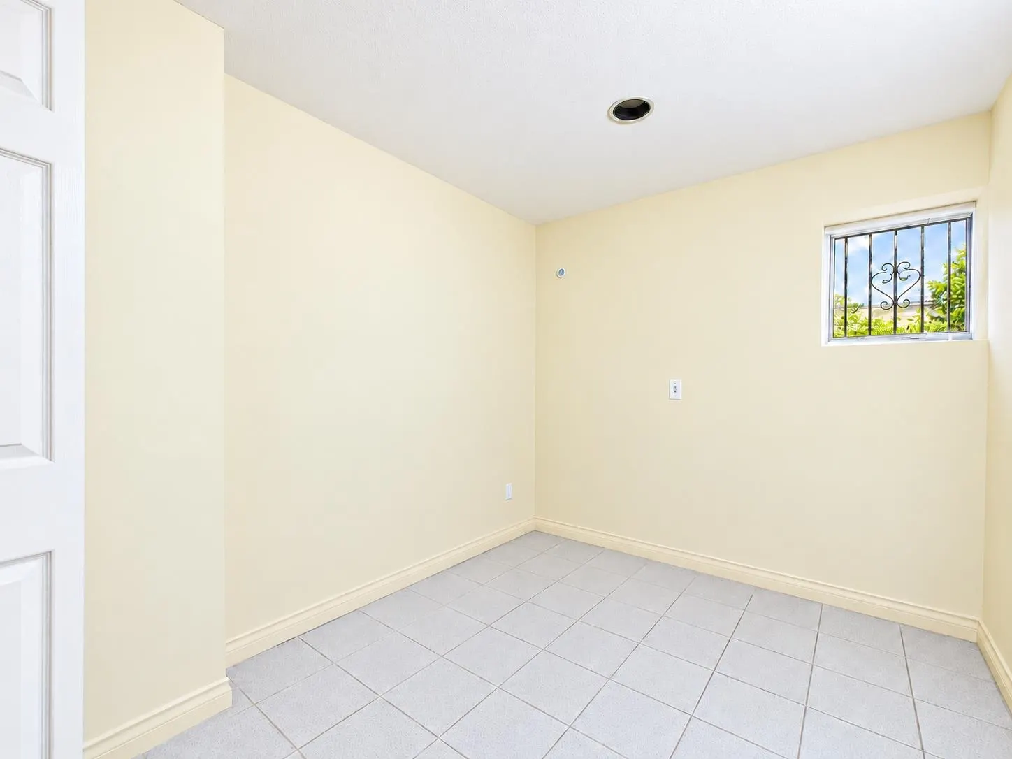 825 Everett Crescent