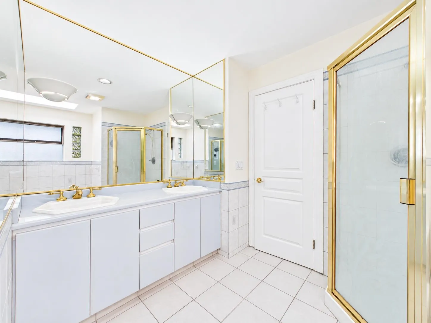 825 Everett Crescent