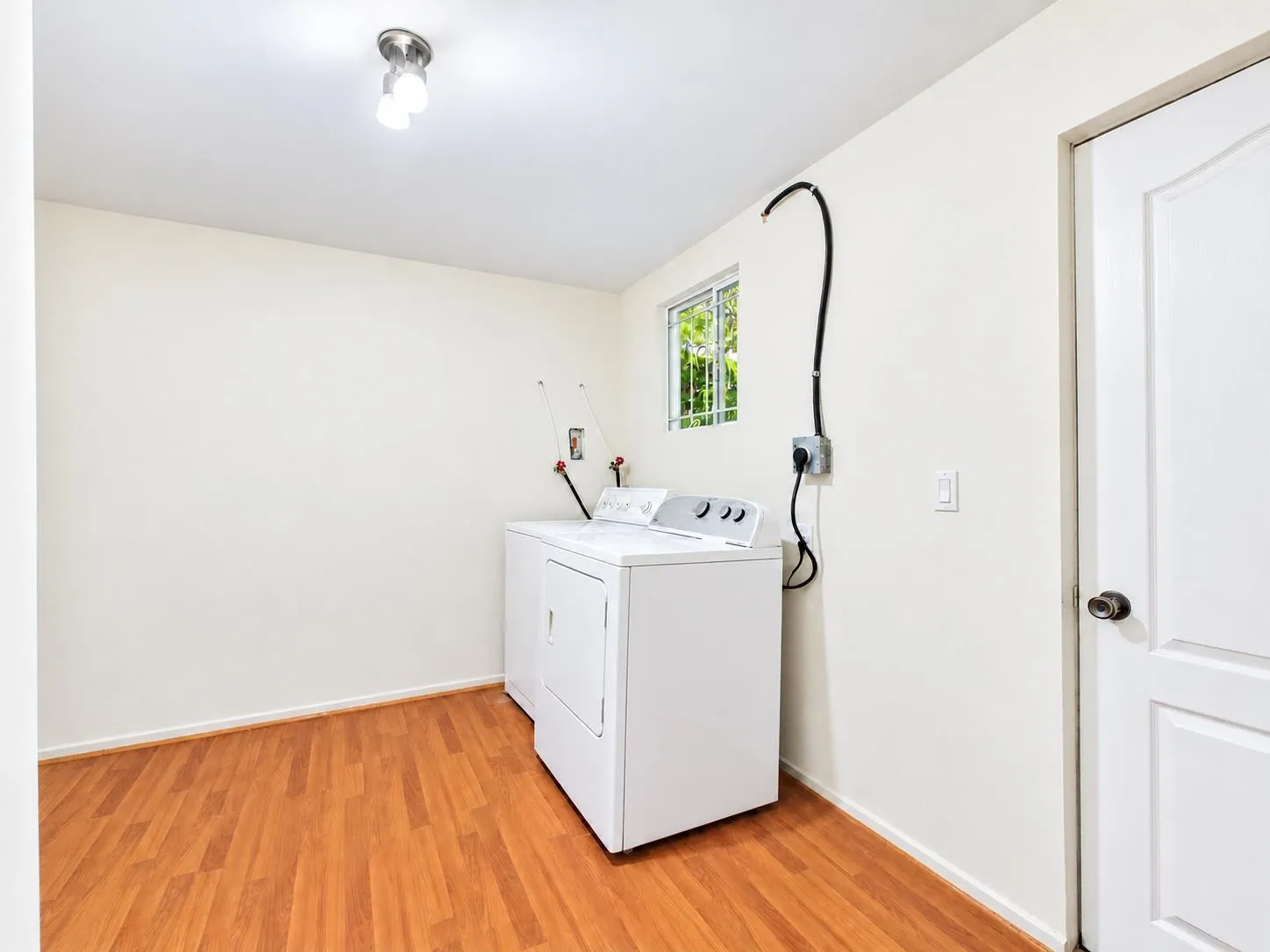 825 Everett Crescent
