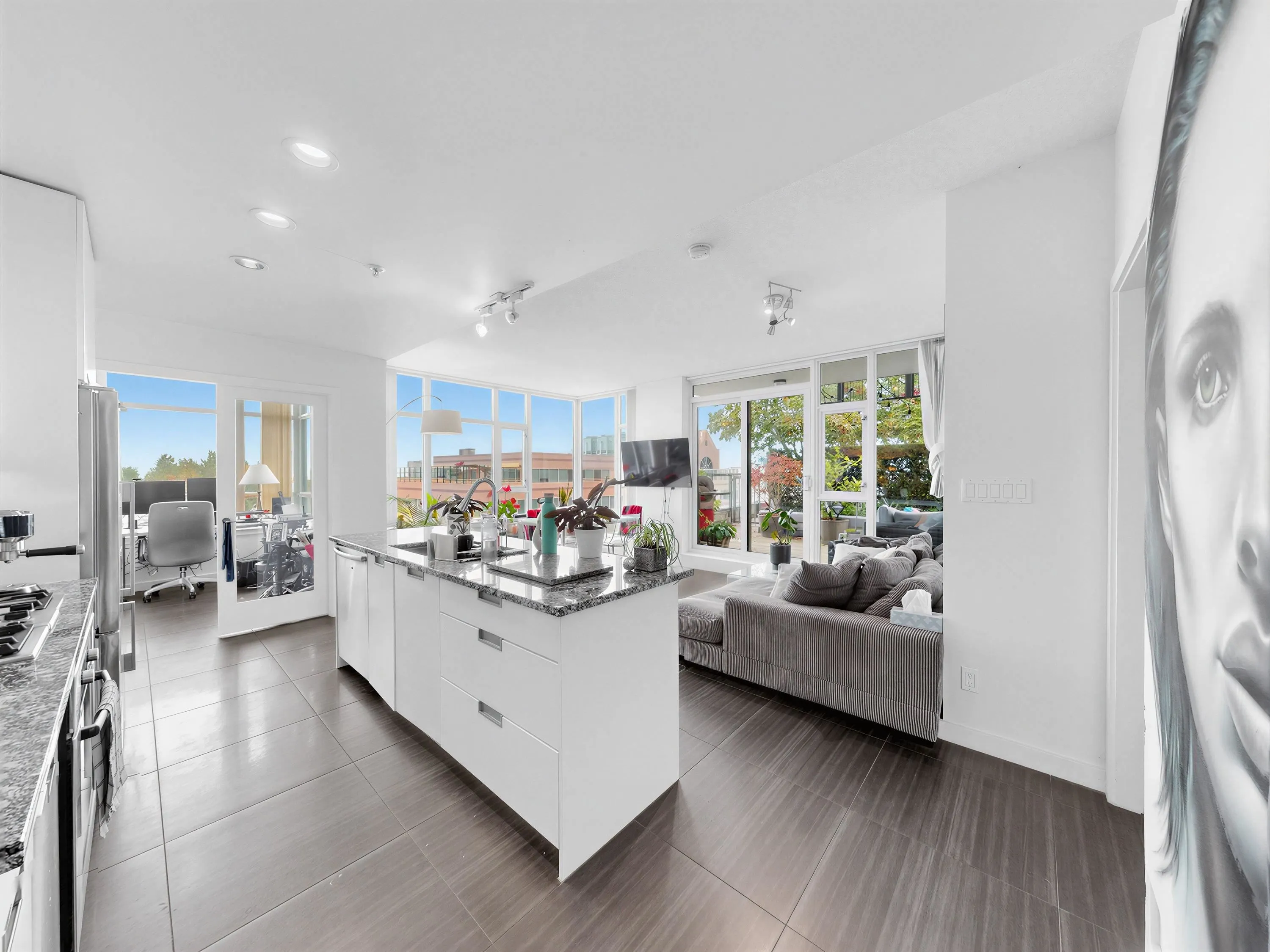 2080 W Broadway #865