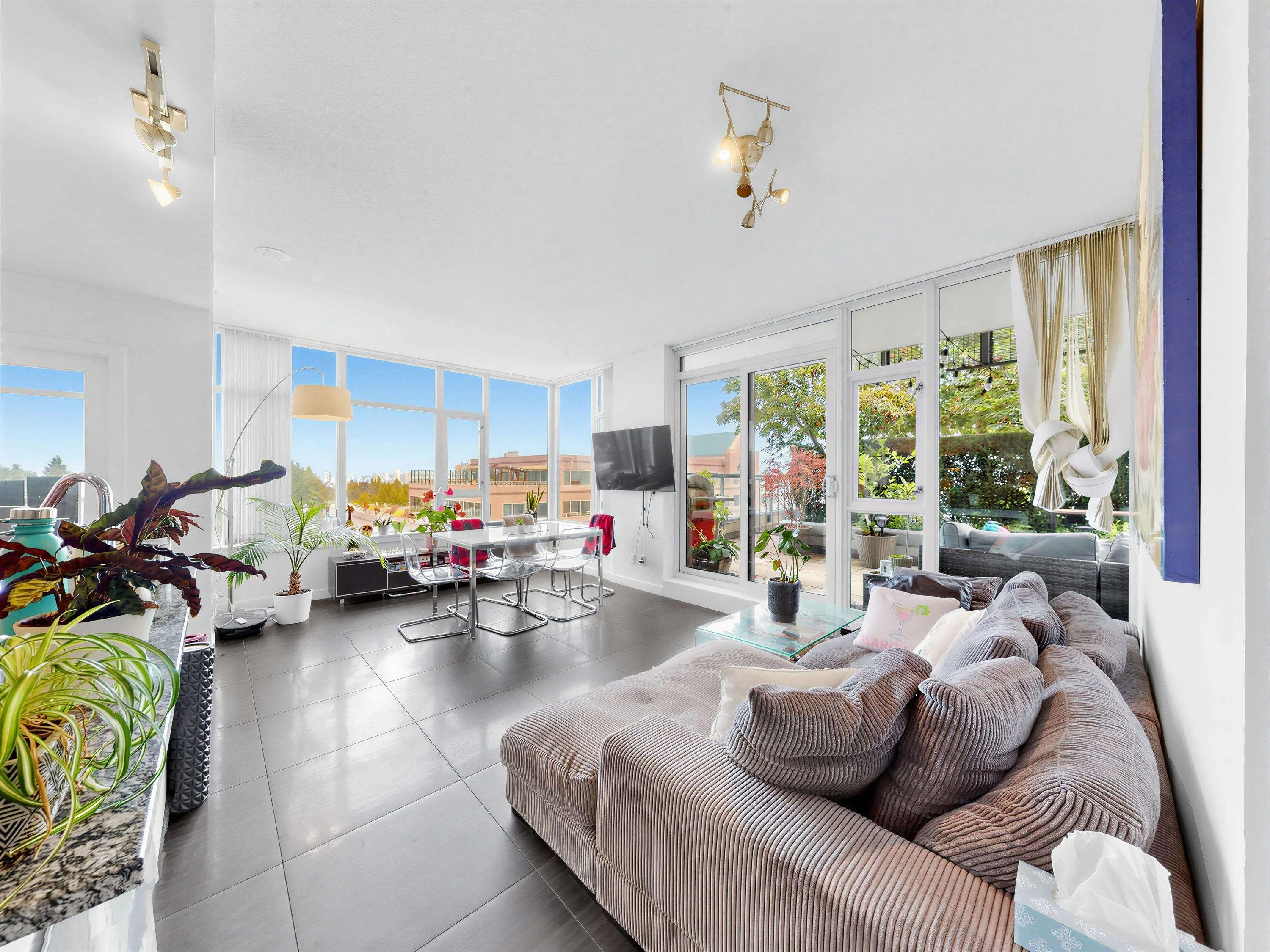 2080 W Broadway #865