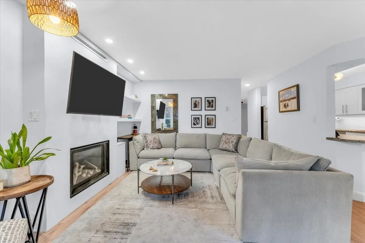 320 W 2nd Street #102
