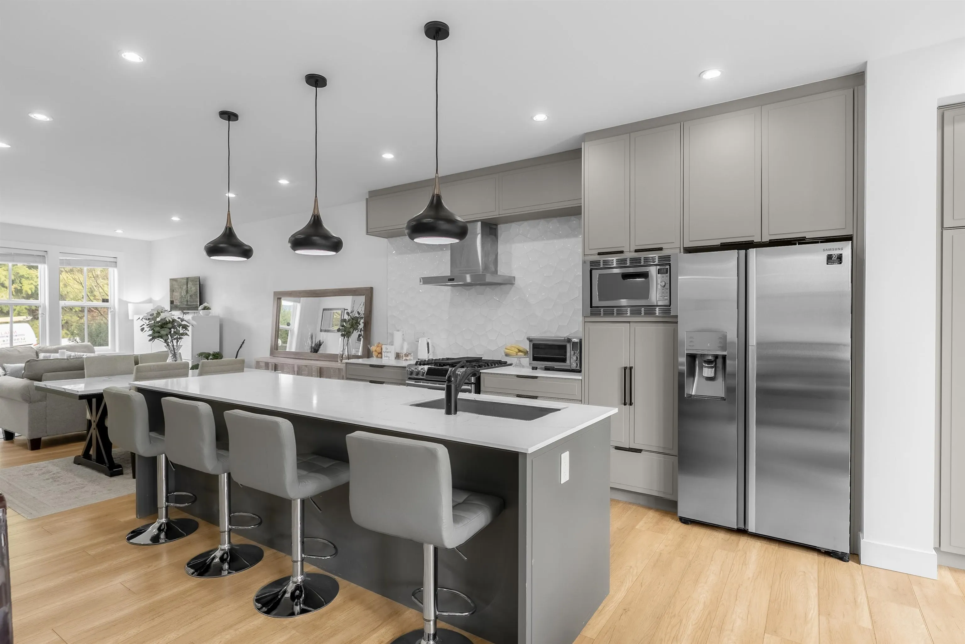 3416 Queenston Avenue #101