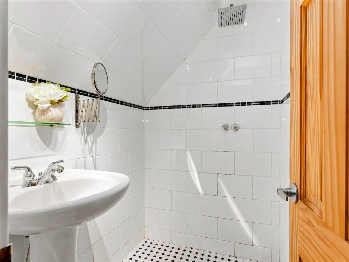 325 Bayview Place