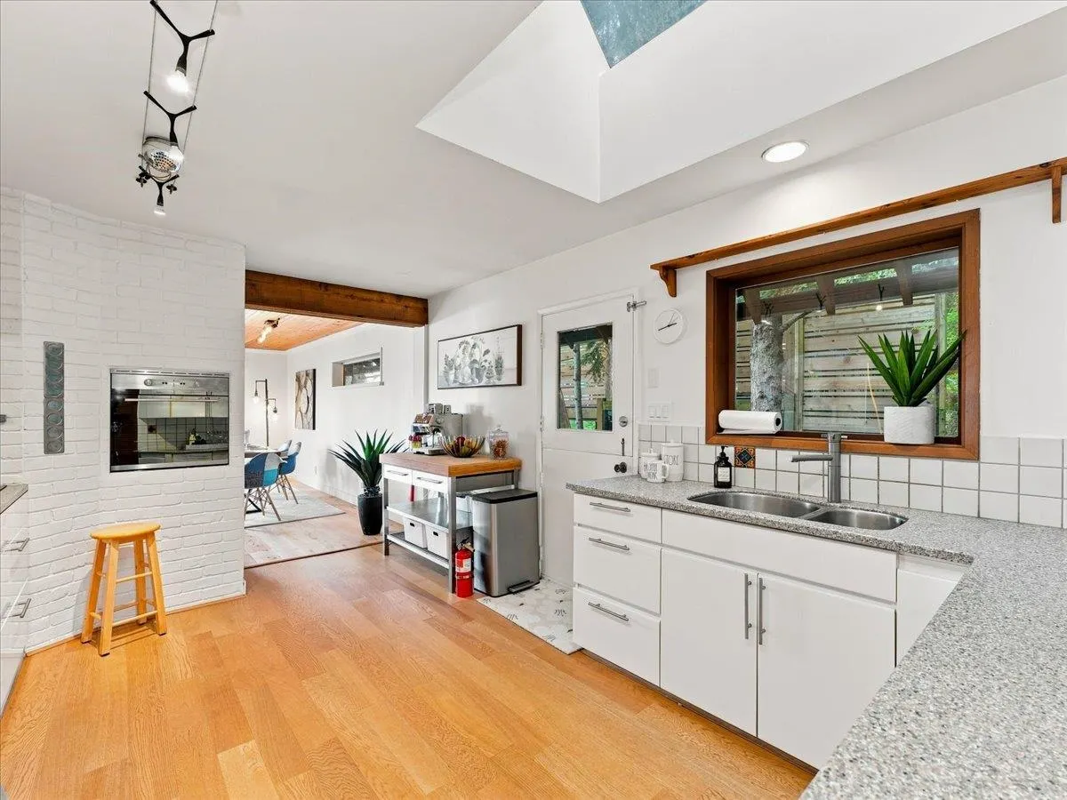 325 Bayview Place