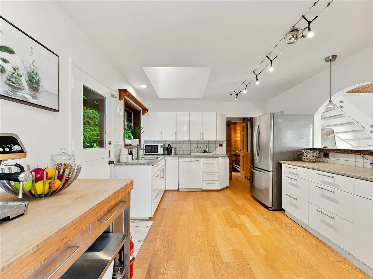 325 Bayview Place