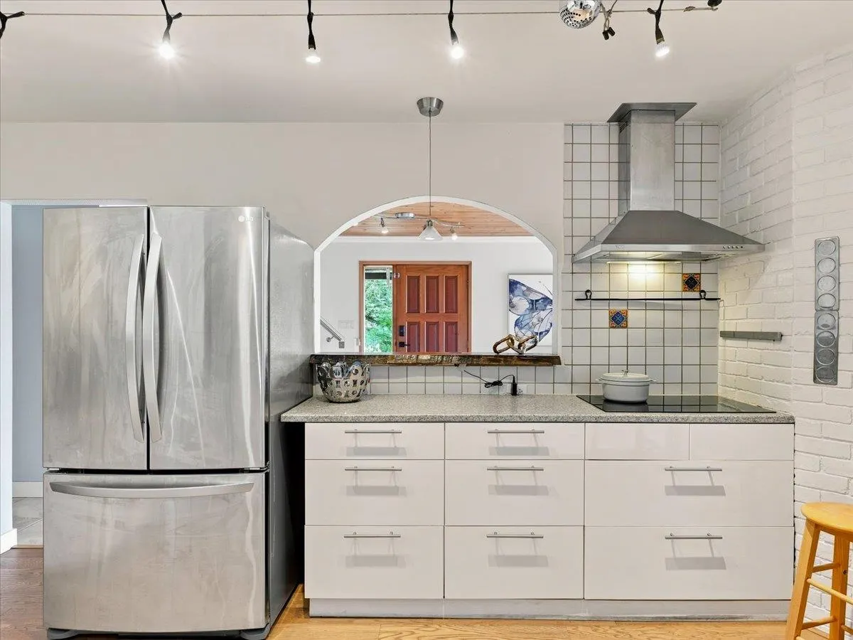 325 Bayview Place