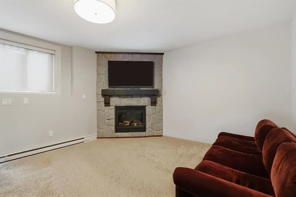 1225 Burkemont Place