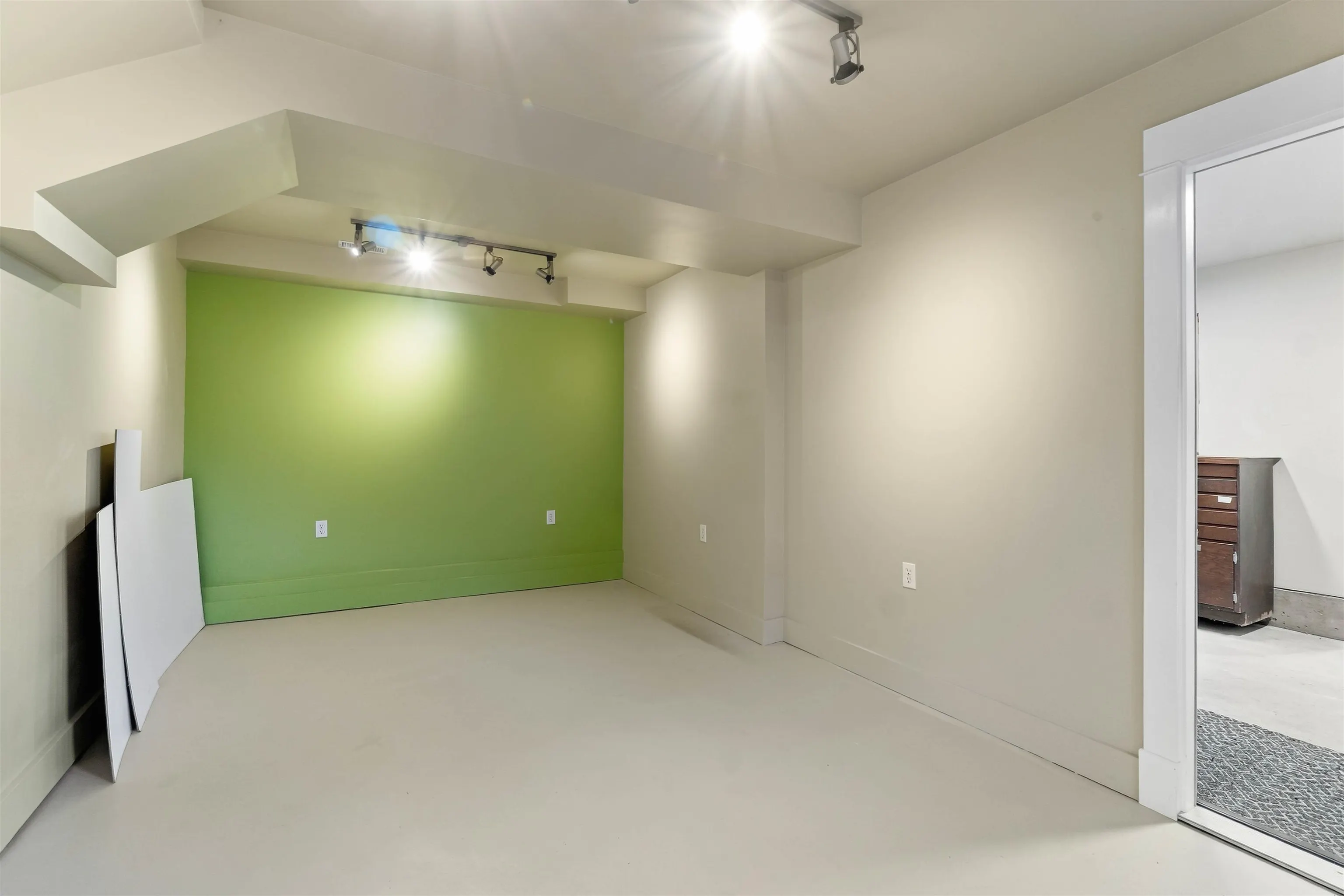 97 E King Edward Avenue