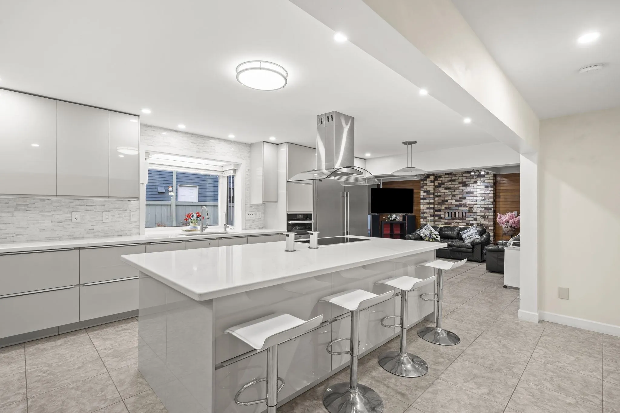 8260 Aspin Drive