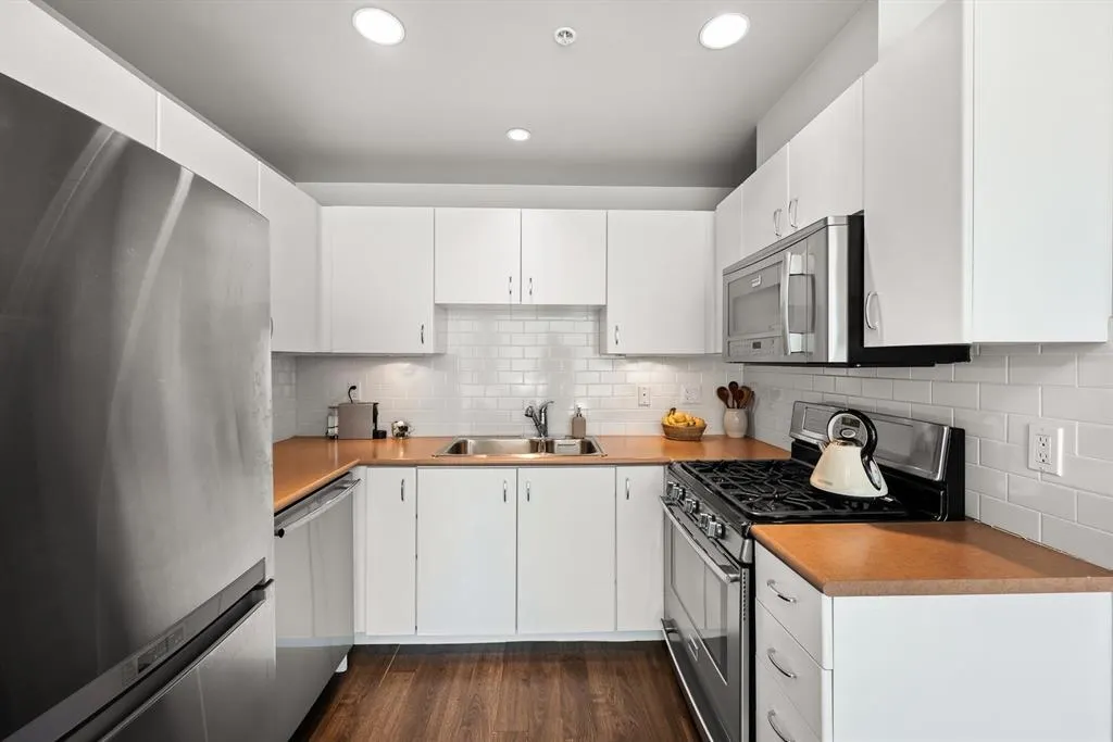 120 W 16 Street #405