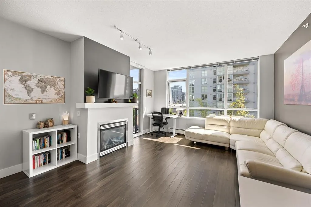 120 W 16 Street #405