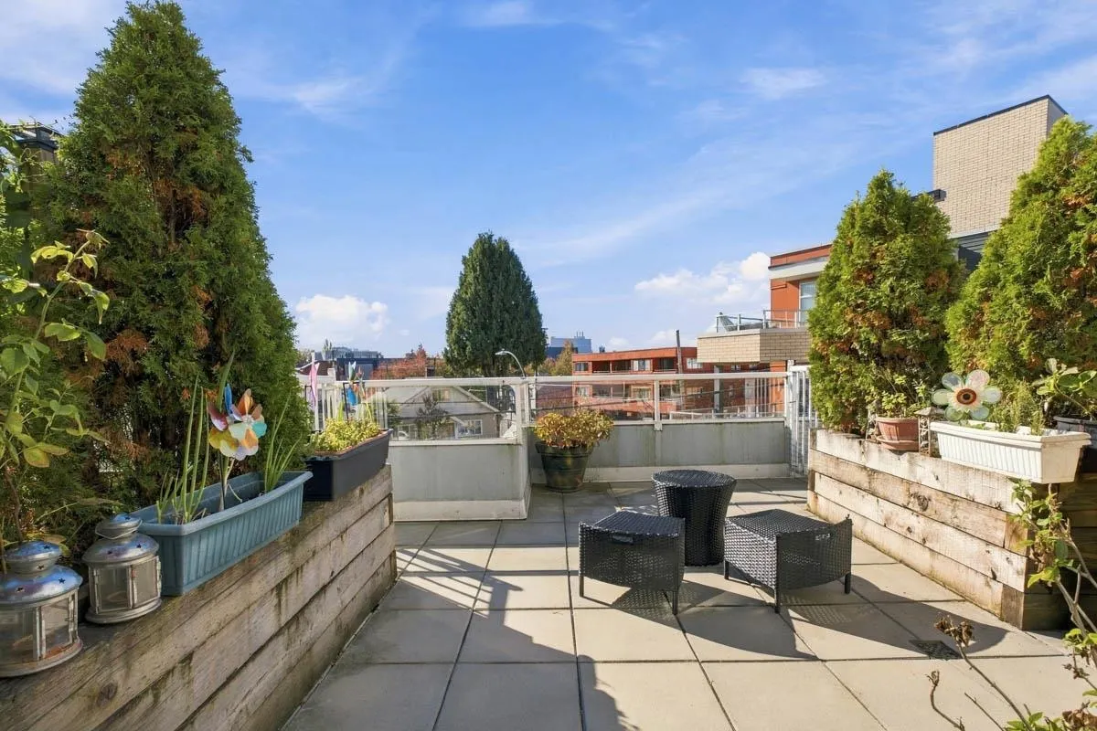 760 Kingsway #223