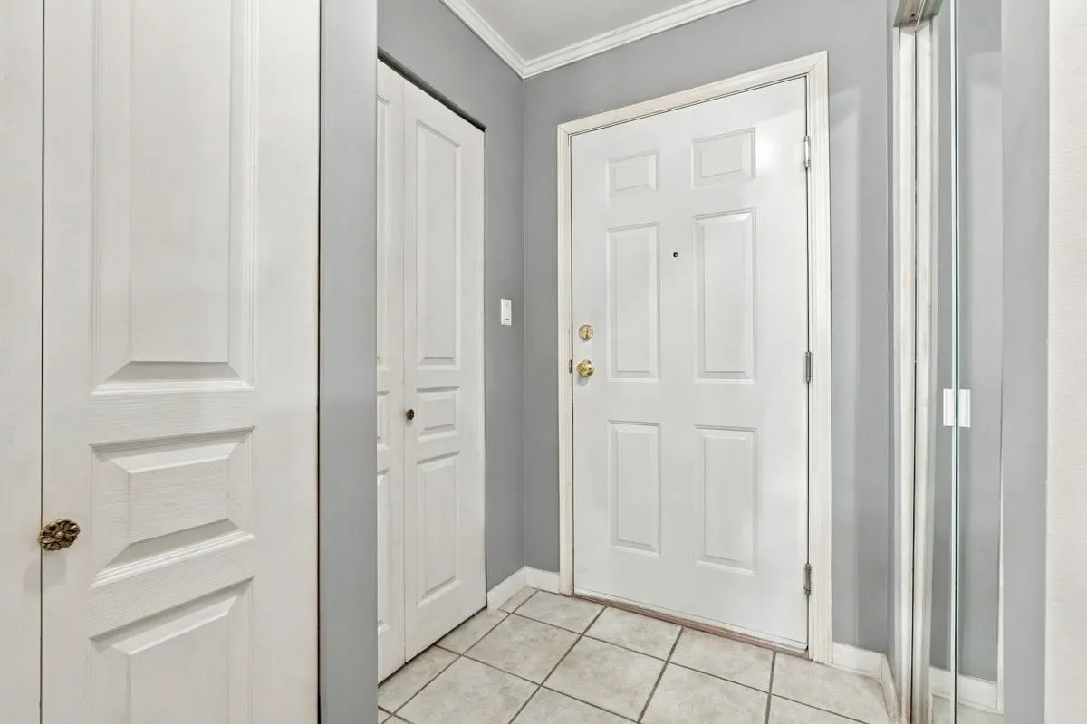 760 Kingsway #223