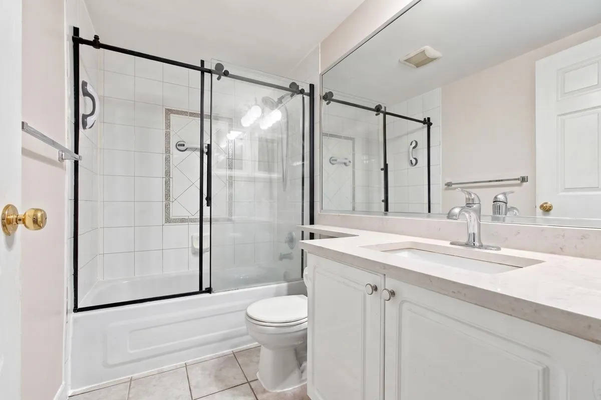 760 Kingsway #223