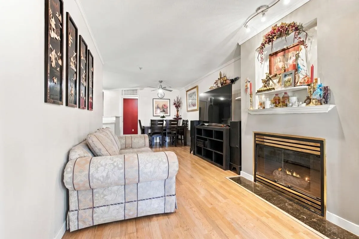 760 Kingsway #223