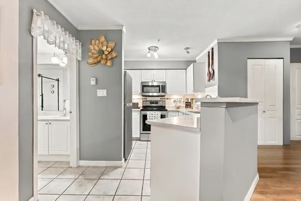 760 Kingsway #223