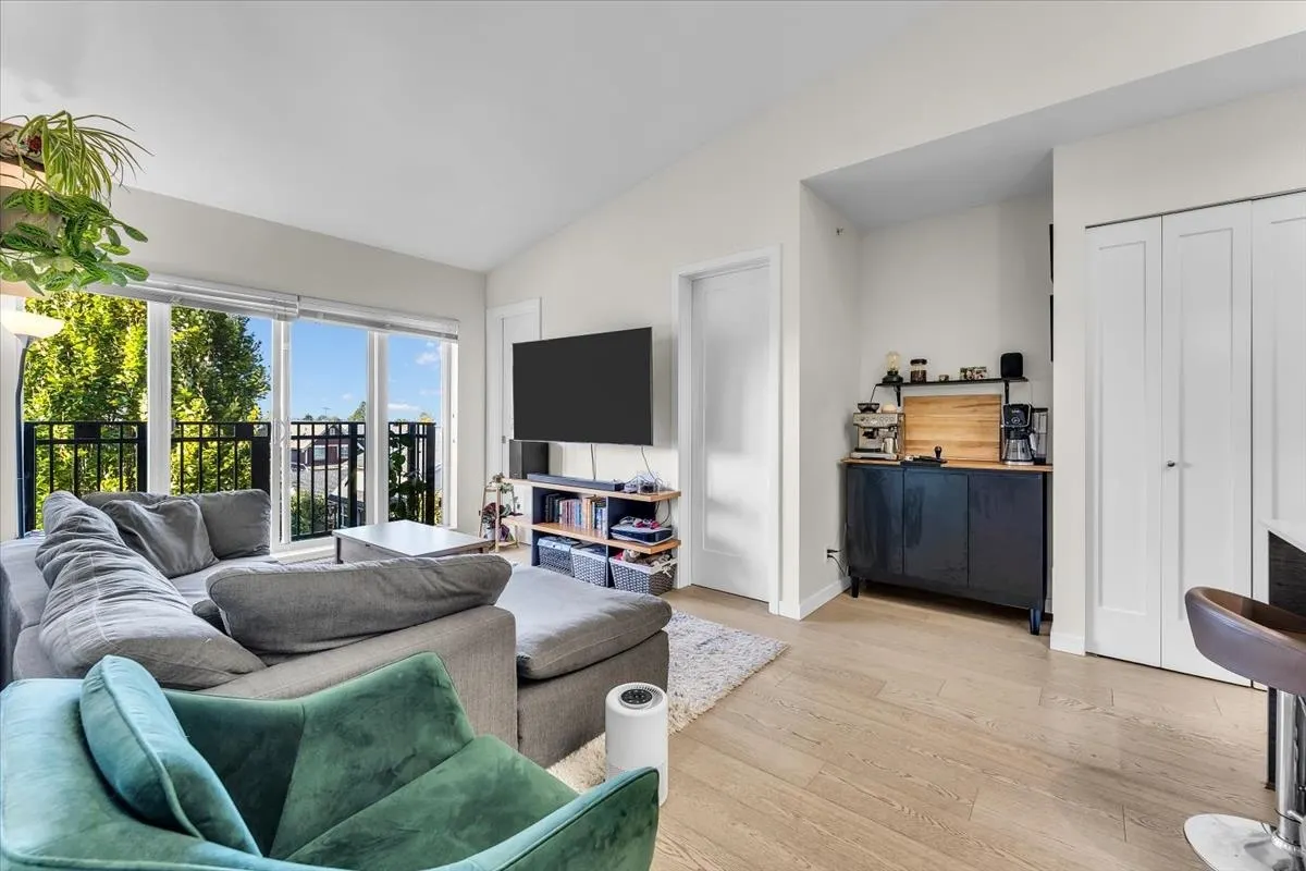 245 Brookes Street #302